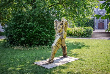 Thomas Houseago, Gold Walking Man, 2021, installation view, Picassoplatz, Basel © Thomas Houseago. Photo: Sebastiano Pellion di Persano