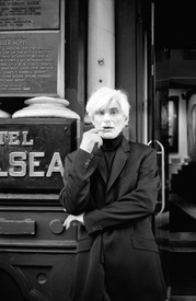 Allen Midgette in front of the Chelsea Hotel, New York, 2000. Photo: Rita Barros
