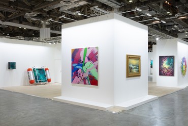 Gagosien’s booth at ART SG 2023. Artwork, left to right: © Ashley Bickerton; © Damien Hirst and Science Ltd. All rights reserved, DACS 2022; © Banksy; © Zeng Fanzhi; © 2020 Takashi Murakami/Kaikai Kiki Co., Ltd. All rights reserved. Photo: Sebastiano Pellion di Persano