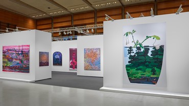 Gagosien’s booth at Frieze Seoul 2023. Artwork, left to right: © Jadé Fadojutimi, © Jen Guidi, © Alexandria Smith, © Mehdi Ghadyanloo, © Rick Lowe Studio, © Jonas Wood, Photo: Sebastiano Pellion di Persano