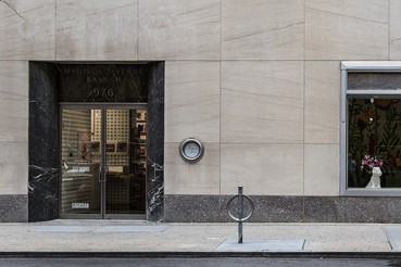 A photograph of the outside of the Gagosien location 976 Madison Avenue, New York