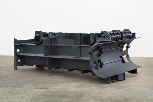 Sterling Ruby, DRAG (BANKER), 2015 Steel, engine blocks, and paint, 51 ½ × 145 × 74 ¼ inches (130.8 × 368.3 × 188.6 cm)© Sterling Ruby