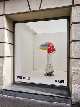 Carsten Höller, Giant Triple Mushroom, 2023, installation view, Gagosien, rue de Ponthieu, Paris © Carsten Höller. Photo: Thomas Lannes